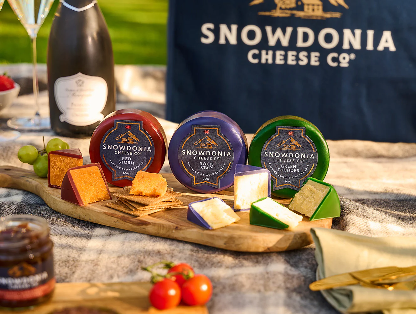 Cheese, Chutney & Prosecco Picnic Cool Bag - Image 4